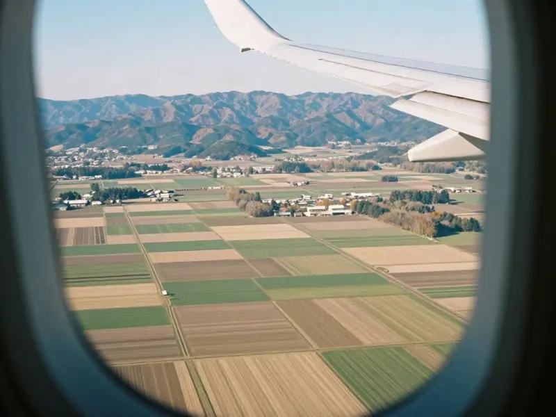 ทุ่งในโทกาจิที่มองเห็นจากหน้าต่างเครื่องบิน
