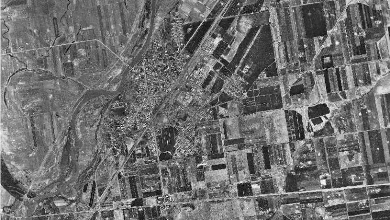 1948年に米軍が撮影した幕別市街の空中写真。駅と線路と碁盤目の市街