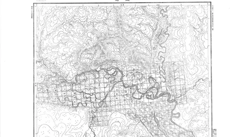 1896年製版の5万分1地形図「止若」。川の両側に殖民区画の格子が引かれている