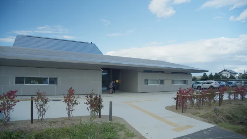 チロットの建物の正面と入口